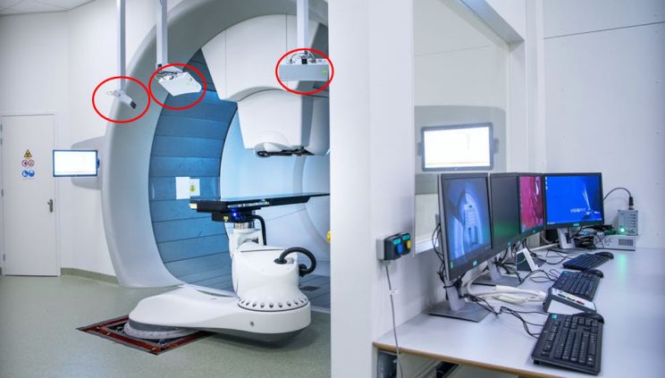 Het surface imgaging systeem bestaande uit 3 camera pods in de bestralingsruimte 