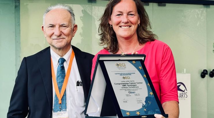 Het OECI-certificaat werd op de Europese oncologiedagen in Valencia uitgereikt aan managing director van het UMCG CCC Froukje Pit.