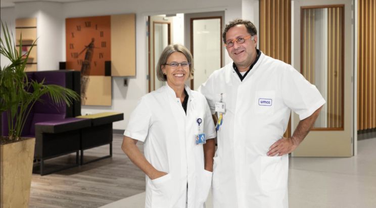 Annette van der Velden, internist-oncoloog bij het Martini Ziekenhuis, en John Maduro, radiotherapeut-oncoloog bij het UMCG.