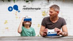 Vader en kind met Virtual Reality-app