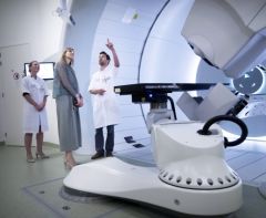Employees explain proton therapy to Queen Máxima 