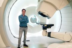 Promovendus Bas de Jong doet onderzoek naar proton arc therapie.